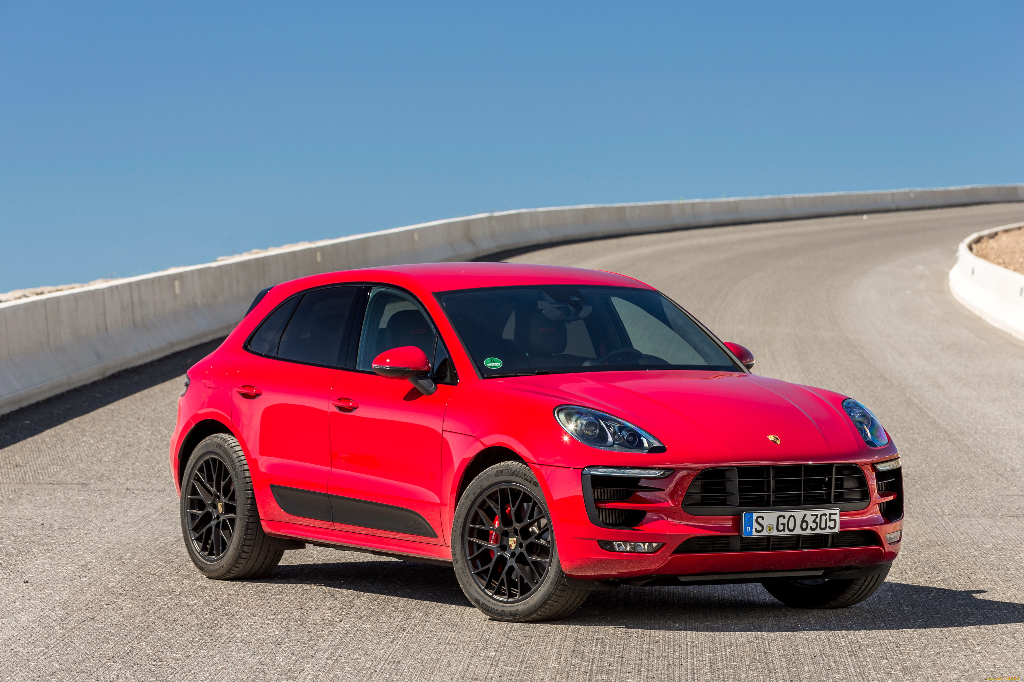 Porsche Macan Turbo красный